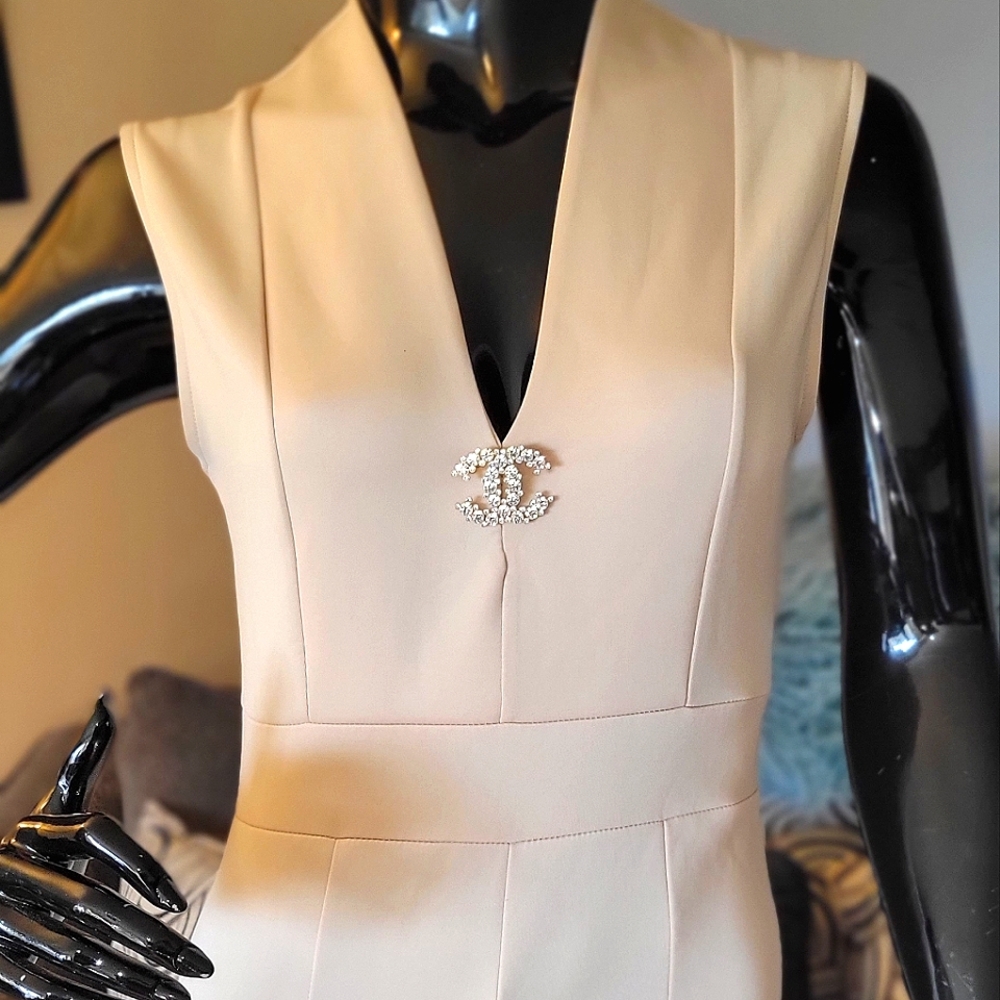 🔥SuperHawt V-Neck Cream Colored Romper!
